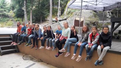 Bild: exb
Auf der Bühne der Luisenburg dürfen die Kinder schon mal Platz nehmen. Bei einer Fragerunde interessierte sie auch, was sie tun müssen, um darauf auch als Schauspieler stehen zu können.