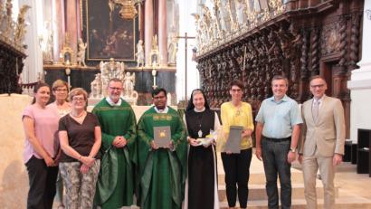 Bild: exb
Pater Marianus verlässt zum 1. September Waldsassen. Stadtpfarrer Thomas Vogl sowie Vertreter der Kirchenverwaltung und des Pfarrgemeinderats, der Verbände sowie Äbtissin Laetitia Fech und Bürgermeister Bernd Sommer verabschiedeten sich bei einem Gottesdienst und einem anschließenden kleinen Empfang im Pfarrgarten..