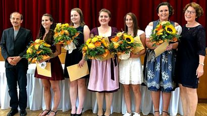 Bild: R. Kreuzer
Bild: R. Kreuzer V. Links Ingo Lang, rechts Umhöfer-Weigert und die zweite von rechts Lisa Gößl, die Schulbeste aus Weiden.