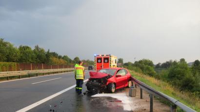 Bild: THW Nabburg
Aquaplaning: Die Fahrerin aus Trausnitz prallte mit ihrem Polo gegen die Leitplanke.