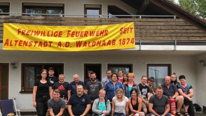 Bild: adj
Mitglieder der Feuerwehr genießen ein Hüttenwochenede.