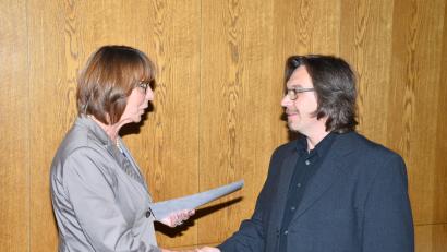 Bild: fjo
Bürgermeisterin Margit Kirzinger gratuliert Andreas Ringholz zur Ernennung als Waidhauser Heimatpfleger.