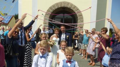 Bild: bk
Endgültig ein Herz und eine Seele: Frank und Ilonka Rothballer durchschreiten nach der Trauung ein Spalier.