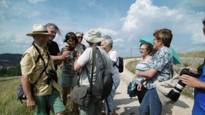 Bild: mma
Diplom-Biologe Bernhard Moos (Zweiter von links) machte die Besucher am Schlackenberg mit der dortigen Flora und Fauna vertraut.