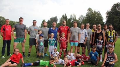 Bild: kro
Selbstbewusst präsentierten sich die Kleinsten des TSV Waldershof in der Partie gegen ihre Väter.