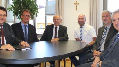 Bild: Hirsch
Die Verwaltungsgemeinschaft Wackersdorf-Steinberg am See hat sich personell neu aufgestellt. Das Bild zeigt von links: Bürgermeister Thomas Falter (Wackersdorf), den neuen Amtsleiter Reinhard Schuss, Bürgermeister Harald Bemmerl (Steinberg am See), die stellvertretenden Wackersdorfer Bürgermeister Thomas Neidl und Günther Pronath sowie den Amtsleiter „Finanzen“, Daniel Fendl.