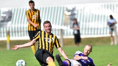 Bild: Alfred Schwarzmeier
Nicht ungefährlich, wie Andreas Ditschek (links, Kulmain) und der Wernberger Sebastian Hägler in den Zweikampf gehen. Der SV Kulmain kommt in der neuen Saison einfach nicht in die Gänge und kassierte gegen den TSV Detag Wernberg die dritte Saisonniederlage.