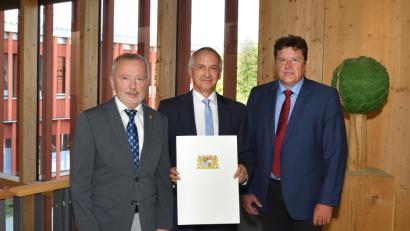 Bild: exb
Behördenleiter Thomas Gollwitzer (Mitte) überreicht Klaus Bergbauer (links) die goldene Ehrennadel zur Würdigung seines außergewöhnlichen Engagements für den Ländlichen Raum. Seine Nachfolge übernimmt Georg Guggenberger (rechts).