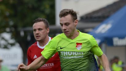 Bild: ham
Maximilian Herzog (vorne) machte den Deckel drauf: In der Nachspielzeit überlupfte er den Hutthurmer Torhüter zum 3:1 und sorgte für großen Jubel bei der SpVgg Pfreimd.