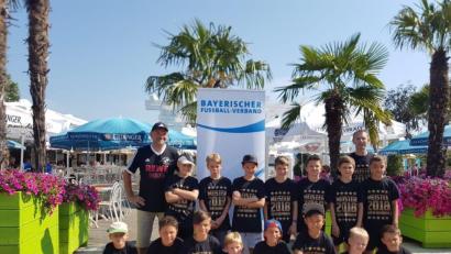 Bild: jzk
Die siegreichen Kemnather E-Junioren sowie ihre Betreuer Jürgen Braunreuther (hinten links) und Thomas Merkl (hinten rechts) präsentieren sich bei der zentralen Meisterehrung in Loifling bei Cham.