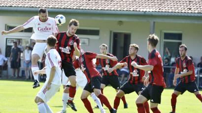 Bild: Hubert Ziegler
Sieger in diesem Kopfballduell blieb der Sorghofer Führungstorschütze Artur Becker (links).
