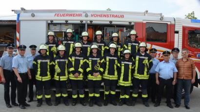 Bild: dob
13 Feuerwehrleute unterzogen sich am Freitag der Prüfung zur technischen Hilfeleistung. Bürgermeister Andreas Wutzlhofer (rechts) gratuliert seinen Leuten und bedankte sich gleichzeitig für deren freiwilligen Einsatz Tag und Nacht.