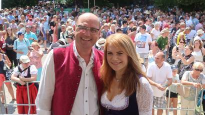 Bild: Kunz
Uschi Kirchleitner (Silke Popp) und Hubert Kirchleitner (Bernhard Ulrich) auf der Bühne in "Lansing".