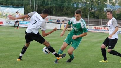 Bild: Gebert, Rudolf
Der SV Mitterteich zog am Samstag gegen den 1. SC Feucht mit 0:2 den Kürzeren. In dieser Szene hat Mauricio Göhlert (grünes Trikot) gegen Salim Ahmed das Nachsehen, rechts der Feuchter Felix Spielbuehler.