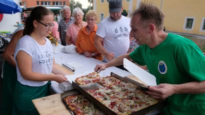 Bild: le
Absoluter Renner sind die von Bäckermeister Anton Frauenreuther zubereiteten Pizzas aus dem Vereinsbackofen.
