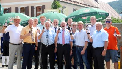Bild: Götz
Bürgermeister Georg Köppl, die Nachbarbürgermeister Hans Wilhelm und Franz Grabinger, Gemeinderatskollegen und der Festausschuss stoßen mit dem „Jubiläums-Pils 900-Jahre Altendorf“ auf die erste urkundliche Erwähnung im Jahre 1118 an.