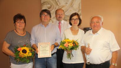 Bild: frd
Seit 38 Jahren verbringen Petra und Jörg Labenski (Mitte) in der Gemeinde Teunz ihren Urlaub, nun schon seit 20 Jahren bei Anni und Josef Klier. Dazu gratulierte Bürgermeister Robert Hechtl (Dritter von links) und überreichte eine Dankurkunde und Präsente.