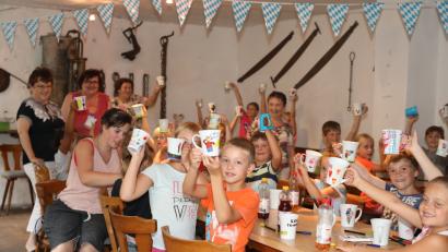 Bild: njn
Viele kreative Ideen setzten die Kinder mit Farbe um. Auf dem Bild (von links SPD-Ortsvorsitzende Brigitte Scharf und ASF-Vorsitzende Christine Trenner.