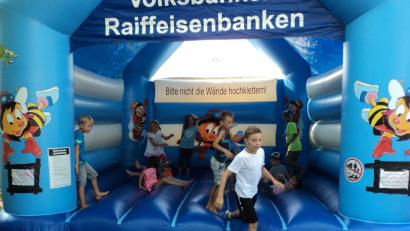 Bild: ksi
Für die Kinder gab es dank der Hüpfburg keine Langeweile.