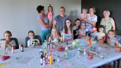 Bild: ils
Trotz hochsommerlicher Temperaturen bereitete den Kindern in der Kreativwerkstatt im Jugendheim das Basteln und Malen mit dem Landvolk Spaß.