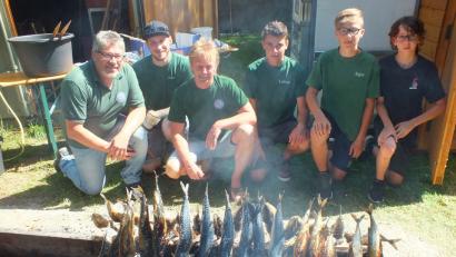 Bild: soj
Der Steckerlfisch ist der große Renner unter den vielen kulinarischen Schmankerln, die der Fischerclub bei seinem Fischerfest anbietet. Vorsitzender Günter Serfling (Vierter von rechts) überwacht selbst die Zubereitung.