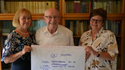 Bild: plym
Jublilar Edwin Haas übergibt mit Tochter Angela Steinbrecher den Scheck an Dr. Annemarie Schraml.