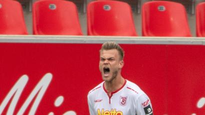 Bild: Armin Weigel/dpa
Benedikt Saller von Regensburg jubelt nach seinem Treffer zum 1:1.