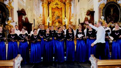 Bild: Robert Dotzauer
Es ist wieder Festivalzeit im Kloster Speinshart. Während der nächsten drei Wochen im August treten Musiker und Sänger aus der ganzen Welt im Kloster auf. Unser Bild zeigt den serbischen Kammerchor aus Novi Sad mit Dirigent Bozidar Crnjanski beim festlichen Eröffnungskonzert.