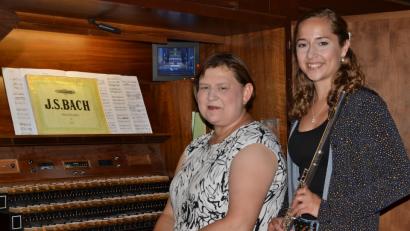 Bild: hcz
Annemarie Bauer (Querflöte) und Klara Bäumler (Orgel) gestalten die fünfte Mittagsandacht "Punkt 12" in diesem Sommer in der Josefskirche.