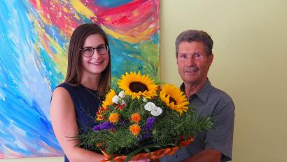 Bild: Bühner
Mit einem Blumenstrauß begrüßt VdK-Kreisvorsitzender Josef Rewitzer die neue VdK-Kreisverbandsgeschäftsführerin Sarah Kellner