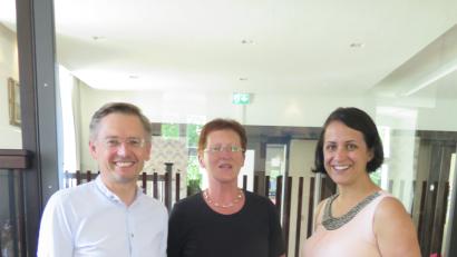 Bild: jzk
FU-Vorsitzende Rita Ponnath (Mitte) hat Landtagsabgeordneten Tobias Reiß (links) und CSU-Landtagskandidatin Tanja Renner nach Speinshart eingeladen.