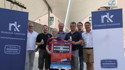 Bild: Mardanow
Film ab für den ersten Neunburger Kinosommer: In Vorfreude auf die Premiere sind (von links) Peter Schmid, Wolfgang Gräßl, Rathaus-Mitarbeiterin Ulrike Meixner, ArGe-Jugend-Vorsitzender Georg Keil, Bürgermeister Martin Birner, Stadtrat Thomas Albang und Helmut Hartinger.