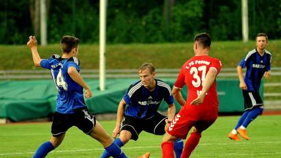 Bild: Werner Franken
Die eingewechselten Weidener Kevin Grünauer (links) und Noah Scheler (Mitte) versuchen, dem zweifachen Torschützen Sebastian Loibl den Ball abzujagen. Der 1. FC Passau gewann das Spitzenspiel gegen die SpVgg SV Weiden verdient mit 4:0.