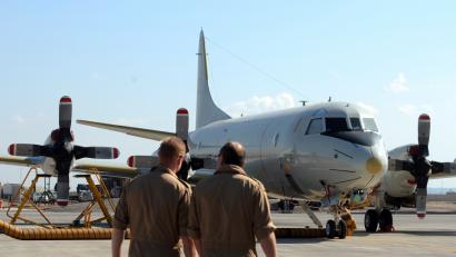 Bild: Britta Pedersen/dpa-Zentralbild/dpa
Soldaten gehen zum Seefernaufklärer P-3C Orion. Die Marine beteilgt isch derzeit vor allem mit diesen Aufklärungsflugzeugen an der Anti-Piraten-Mission der Europäischen Union vor der somalischen Küste.