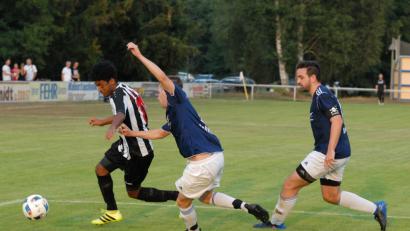Bild: gb
Der Schwarzenfelder Michaele Bokuretsion (links) zieht in dieser Szene an den Schirmitzern Patrick Wagner (Mitte) und Florian Ziegler vorbei.