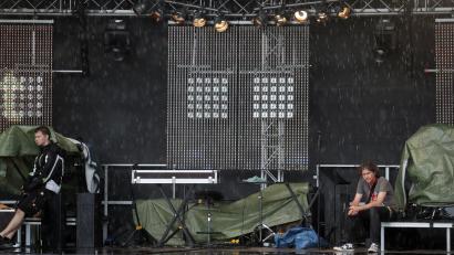 Bild: Wolfgang Steinbacher
Stimmungstief am Samstagnachmittag gegen 17 Uhr: TNT-Productions-Geschäftsführer Toby Mayerl (rechts) sieht sich wegen des Regens zu einer Unterbrechung des Programm gezwungen. Am Abend strömten dann Tausende (siehe unten) auf das Veranstaltungsgelände. 	Bild: Wolfgang Steinbacher