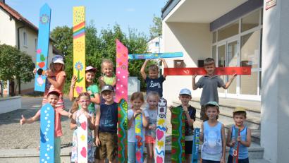 Bild: ak
Jeweils zwei Latten gestalten die Mädchen und Buben beim Ferienprogramm der Bücherei mit bunten Motiven. Eine davon dürfen sie mit nach Hause nehmen, die andere dient dazu, den bisherigen Lattenzaun an der Bücherei zu ersetzen.