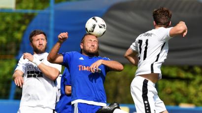 Bild: Gerd Büttner
Der Etzenrichter Helmut Jurek (Mitte) befördert das Leder per Kopfball aus der Gefahrenzone.