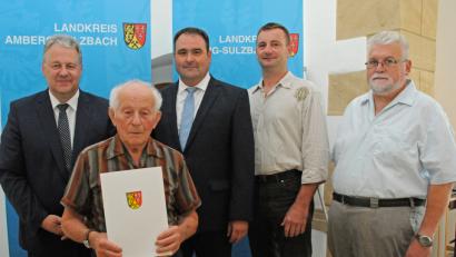 Bild: exb
Landrat Richard Reisinger überreicht Johann Hartmann die Ehrenurkunde. Zu den ersten Gratulanten gehören der neue Leiter des Amtes für Digitalisierung, Breitband und Vermessung, Joachim Gesierich, Feldgeschworenen-Obmann Armin Linhard und Bürgermeister Hans Durst (von links).