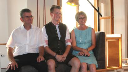 Bild: Hirsch
Sitzprobe mit den Eltern: Prüfungsbester Sebastian Kummert gewann mit seinem Gesellenstück „Eine Leseecke in Kirschbaum“ den Wettbewerb „Die gute Form“.