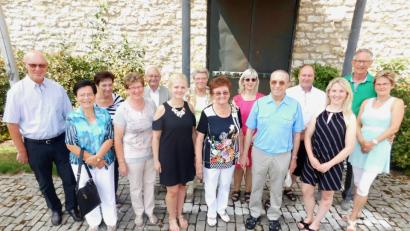 Bild: hai
Maria und Leonhard Horn (vorne, Fünfte und Sechster von links) freuen sich über die Glückwünsche von (von links) Josef Hofmann, Hermine und Irene Heinl, Ingrid Hofmann, Oskar Heinl, Rebecca Fürst, Lisbeth Horn, Lucia Stelzer, Roland Stelzer, Katharina Fürst sowie Peter und Conny Brechmann