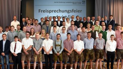 Bild: bgm
40 Absolventen erhalten nach ihrer dreijährigen landwirtschaftlichen Lehre beziehungsweise der Teilnahme am Bildungsprogramm für Landwirte ihre Urkunden. Ein großes Aufgebot an Ehrengästen gratuliert dem Berufsnachwuchs.