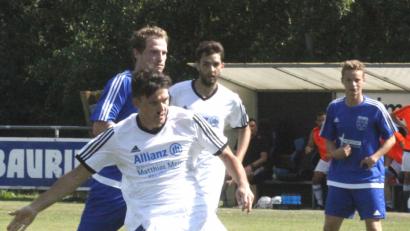 Bild: Hirsch
Mit 4:1 gewann der SV Schwarzhofen gegen Kastl. In dieser Szene erzielte Christoph Danner den Treffer zum 3:1. Die Vorlage kam von Noah Forster. Andreas Wendl (TuS Kastl) konnte nicht mehr eingreifen.