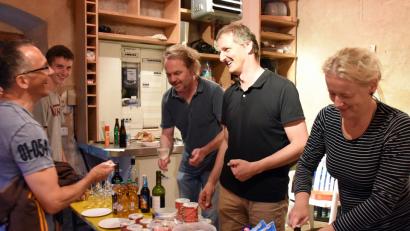 Bild: bgm
Andrea Hys, Josef Weber und Peter Troppmann (von rechts) vom Kunst- und Kulturverein "Hausfluss" verwöhnen die Freiluftkinogäste mit Leckereien und Getränken für das perfekte Filmerlebnis.