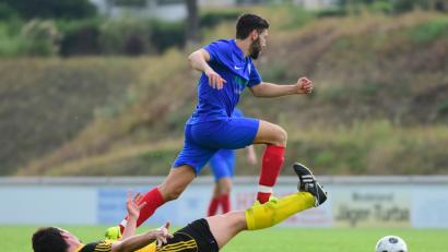 Bild: Schrems, Thomas
Der FC Tirschenreuth unterlag am Samstag Kickers Selb mit 0:1. Hier versucht Andreas Gradl (links), den Selber Kaan Gezer vom Ball zu trennen.