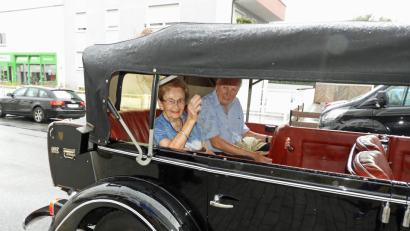 Bild: Winkler
Im städtischen „Adler“ fühlen sich Annemarie Ziegler und ihr Sohn Hans sichtlich wohl. Anlass für die Oldtimer-Tour durch Weiden ist ihr 100. Geburtstag.