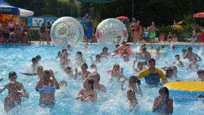 Bild: jr
Die Wasserspiele der „Sommer-Pool-Party“ kamen bei heißen Temperaturen natürlich sehr gut an.