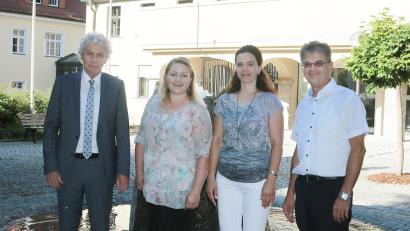 Bild: exb
Karin Hauser Dötterl (Dritte von links) und ihre Stellvertreterin Sabine Frank sind die neuen Gleichstellungsbeauftragten am Landratsamt Tirschenreuth. Landrat Wolfgang Lippert (links) und Personalchef Walter Brucker bedankten sich bei den beiden Damen für ihr Engagement.