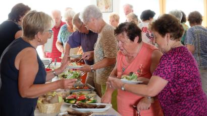 Bild: wlr
Mit dem Grillnachmittag bescherte die Seniorengruppe so manchen Besuchern etwas Besonderes. Vielen älteren Menschen ist es zu Hause zu viel, den Grill anzufeuern.
