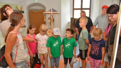 Bild: dob
Die Kinder machen sich mit dem OWV und dem Naturparkland Oberpfälzer Wald auf eine Lindenbaum-Spurensuche.